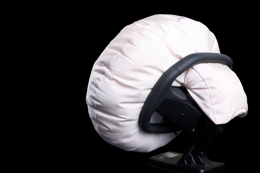 ZF LIFETEC rearranges driver airbag on the steering wheel and creates design freedom